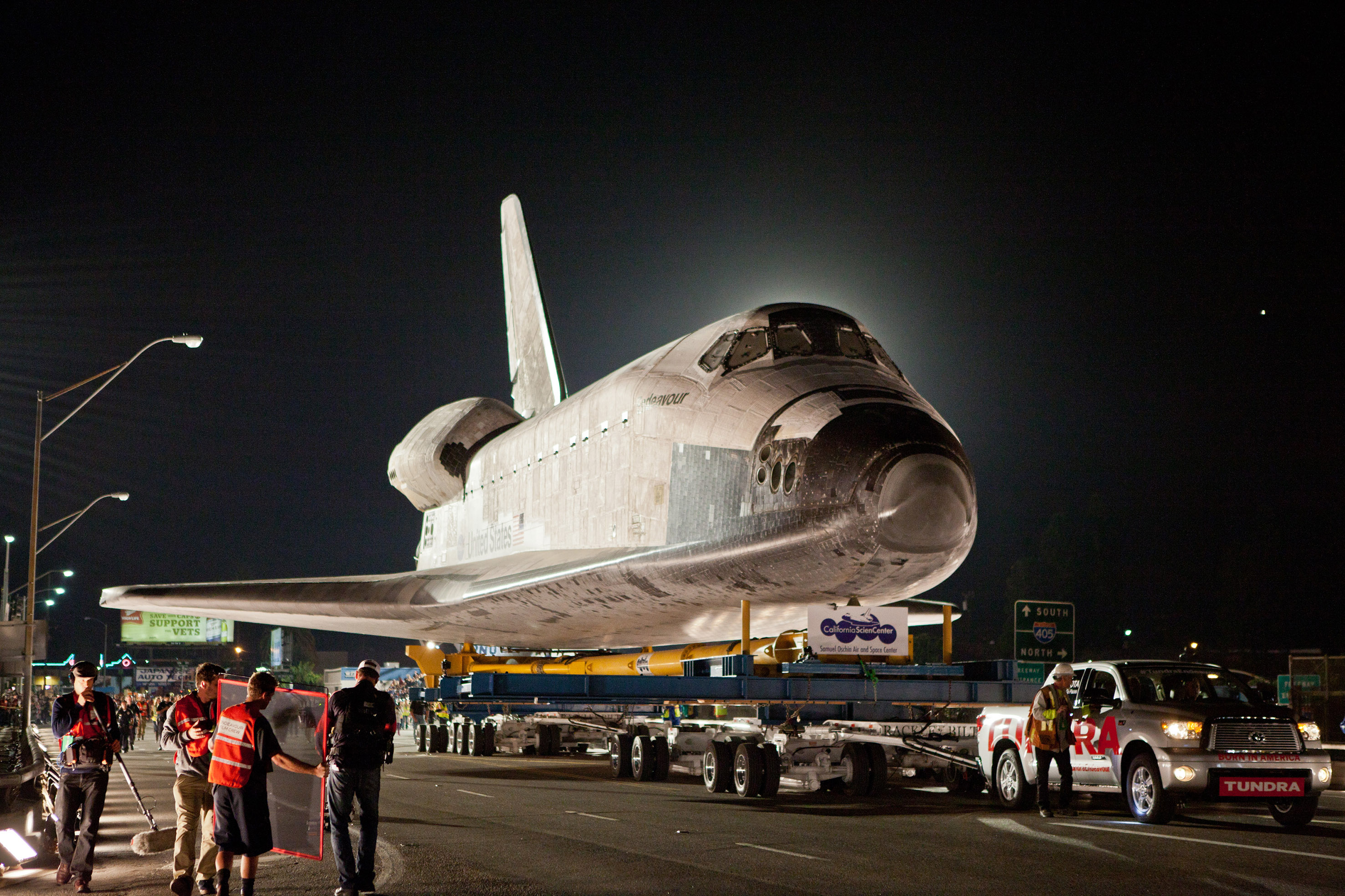 Toyota Tundra Ute Tows a 68 tonne Space Shuttle