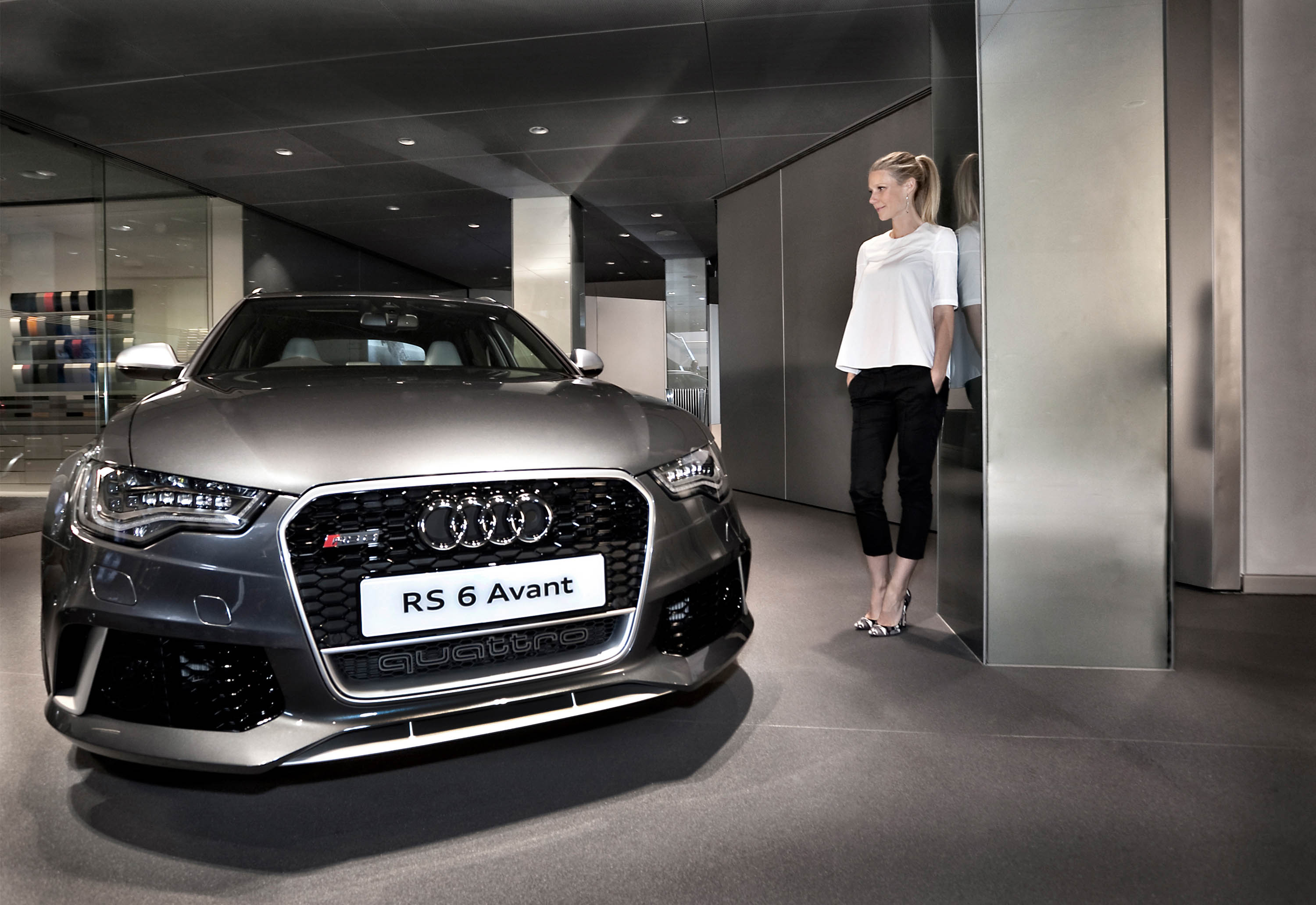 Gwyneth Paltrow autographs an Audi RS 6 Avant 